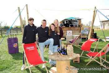 Sven (40) opent nieuwe zomerbar Ferme Bleu samen met gezin: “Uitblinken in kleinschaligheid in familiale sfeer”