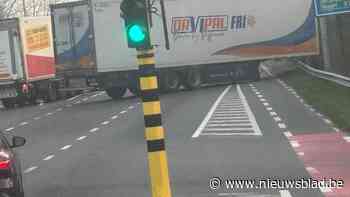 Losgekomen oplegger veroorzaakt zware verkeershinder in Diepenbeek