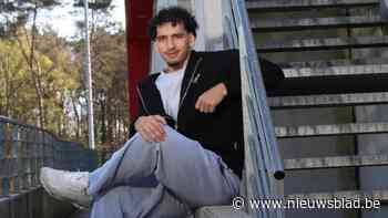 Verdediger wordt spits: Jerfi Alkan (20) staat in de aanval van vlotst scorende Limburgse ploeg uit nationaal voetbal