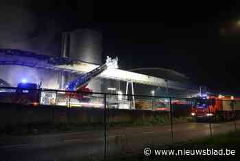 Transportband bij papierfabriek beschadigd door brand