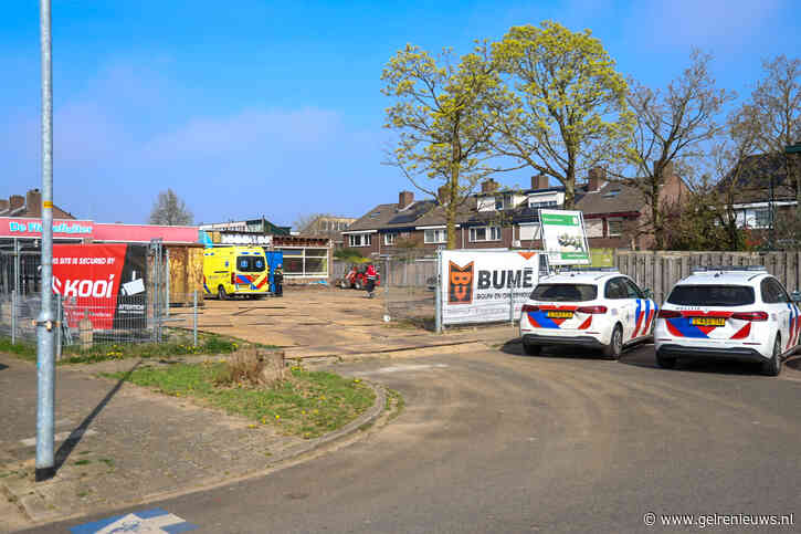 Man zakt door dak tijdens sloopwerkzaamheden en raakt gewond