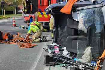 Brandweer bevrijdt jonge vrouw (25) na crash bij inhaalmanoeuvre