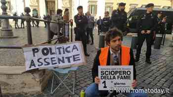 Insegnante in sciopero della fame contro il decreto sicurezza. Il video e l'arrivo delle forze dell'ordine