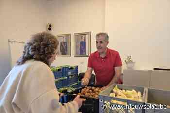 “In de winkel is alles duur en hier vergeet ik even mijn problemen”: steeds meer mensen trekken naar sociale kruidenier