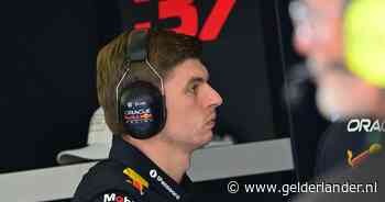 Max Verstappen ziet vanuit pitbox Lando Norris snelste tijd noteren in eerste vrije training