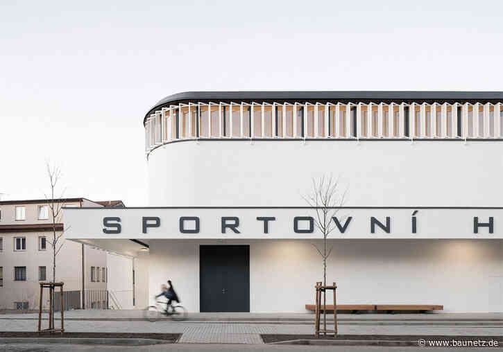 Retrospektiv in Revnice - Sporthalle bei Prag von Grido Architekti