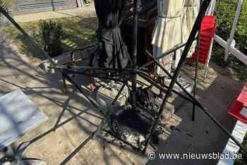 Vandalen plegen brandstichting op terras van Wielingenbar: “Kon erger afgelopen zijn”