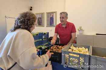 “In de winkel is alles duur, hier vergeet ik even mijn problemen”: steeds meer mensen trekken naar sociale kruidenier