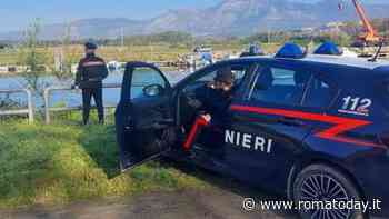 Ruba una barca ormeggiata e scappa lungo il canale