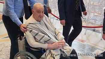 Papst in Petersdom: Ausflug in Poncho und Unterhemd