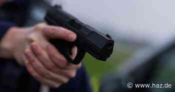 Hannover: Mann zielt mit Pistole auf Menschen