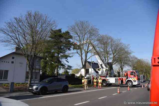 Man die vastzit in hoogtewerker door brandweer bevrijd