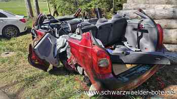 Hubschrauber bei Altensteigdorf im Einsatz: Feuerwehr muss Schwerverletzten nach Unfall aus Auto schneiden