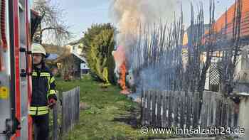 Heckenbrand in Trostberg: Feuerwehr verhindert Übergreifen der Flammen
