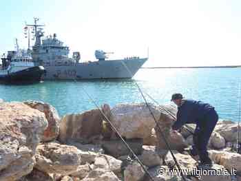 In Albania arrivano 40 clandestini. Pd subito all'attacco: "Sono ammanettati"