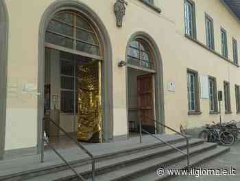 Coperte termiche sui portoni della scuola: l'ideologia pro-immigrazione arriva anche ai minorenni