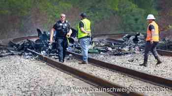 Kleinflugzeug zerschellt auf Hauptstraße  – wohl drei Tote