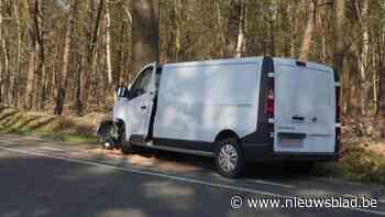 Bestelwagen botst tegen boom in Pelt, vrouw raakt gewond