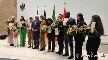 Bundespräsidenten überreicht Einbürgerungsurkunden