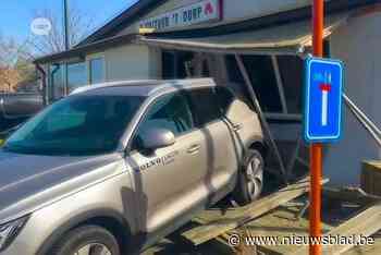 Oudere vrouw rijdt per ongeluk met vervangwagen frituur in