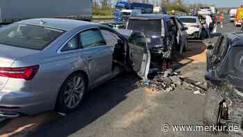 Massenkarambolage mit zehn Verletzten: Gaffer filmen den schweren Unfall mit ihren Handys