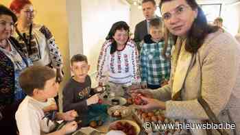 Roemeense ambassadeur leert jongeren paaseieren schilderen: "Het is belangrijk dat ook de kinderen die hier wonen, onze tradities blijven kennen"