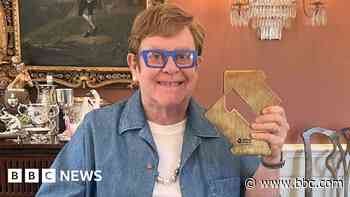 Elton celebrates 'extraordinary' 10th number one album