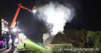 ‘Het gaat mis bij feestje’ in schuur met rieten dak: brandweer rukt massaal uit