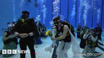Scuba couple tie the knot under water