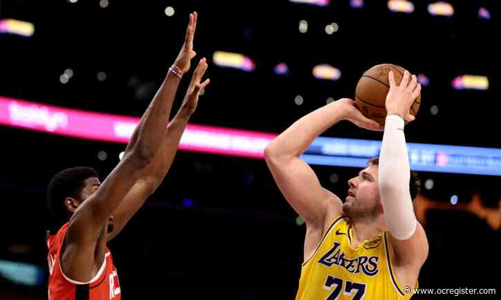 Lakers secure No. 3 seed, 50 wins with victory over Rockets