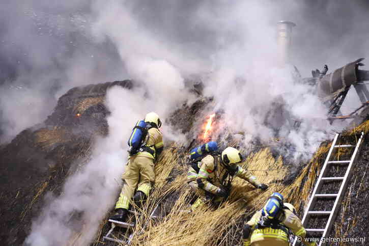 Grote brand in schuur met rieten kap: schade aanzienlijk