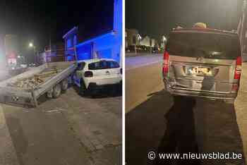 Vrouw komt naast weg terecht en rijdt in op aanhangwagen, die daarna wagen ramt