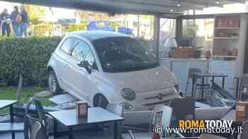 Incidente a Roma, perde il controllo dell'auto e finisce dentro un bar. Ferito 22enne