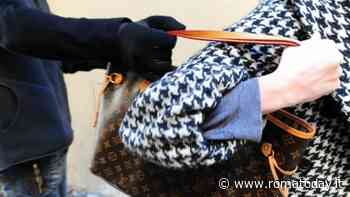 Scippata della borsa e trascinata sull'asfalto