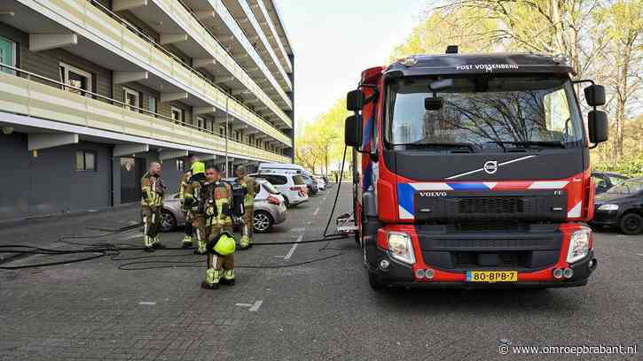 Man en vrouw ontsnappen uit brandende berging en vluchten naakt bos in