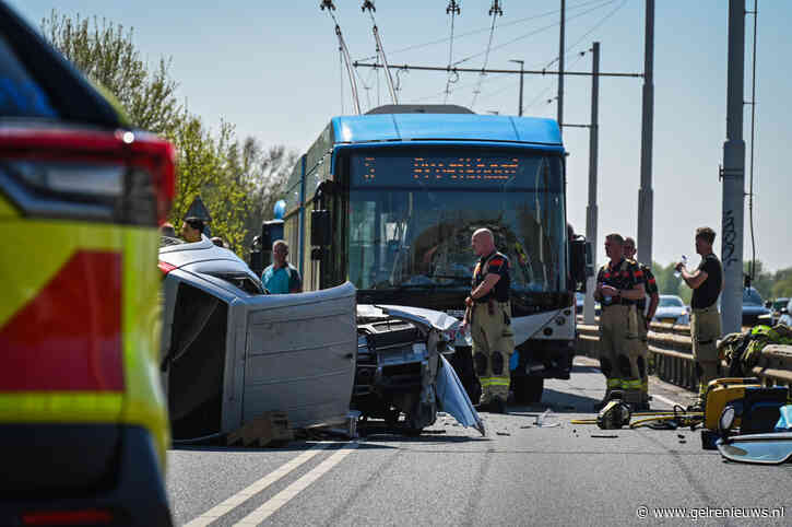 Auto belandt op zijkant na botsing met trolleybus, hulpdiensten massaal ter plaatse
