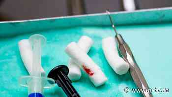 Einsatz im Behandlungszimmer: Polizei trägt renitente Seniorin aus Zahnarztpraxis