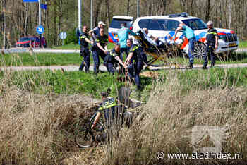 Man rijdt met driewielfiets sloot in, omstanders schieten te hulp