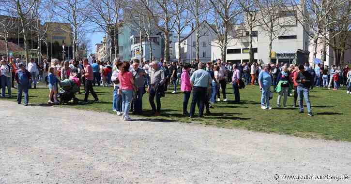 Hunderte demonstrieren für abgesetzten Pfarrer
