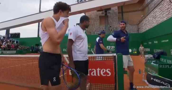 Vavassori colpito a una costola da Shelton: si ritira da Barcellona. L’americano lo sfotte: “Sei troppo sensibile”