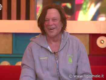 "Ha colpito i miei genitali con una smerigliatrice". L'accusa a Mickey Rourke