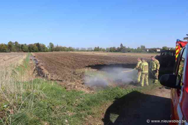 Brandweer blust brand langs kurkdroge akker