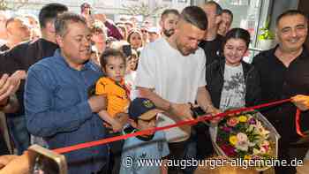 Fußball-Weltmeister Lukas Podolski eröffnet Mangal-Döner in Augsburg
