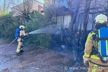 Opslagruimte voor motoronderdelen getroffen door brand