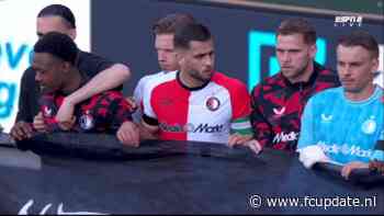 Spelers van Feyenoord tonen een spandoek na overwinning op Fortuna Sittard