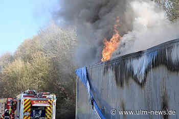 LKW brennt auf B10 durch Ulm - wohl durch Elektroschrott