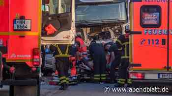 Mann wird beim Reifenwechsel unter Lkw eingeklemmt und stirbt