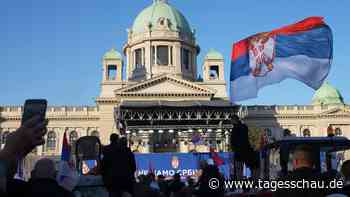 Serbiens Präsident Vucic veranstaltet ein Fest für sich selbst