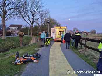 Motor bestuurder raakt lantaarnpaal en belandt in sloot langs fietspad in Uithuizen