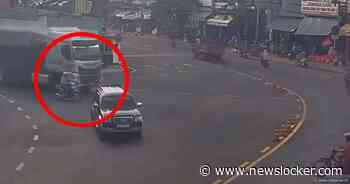 Motorrijder komt onder vrachtwagen terecht en kan het navertellen